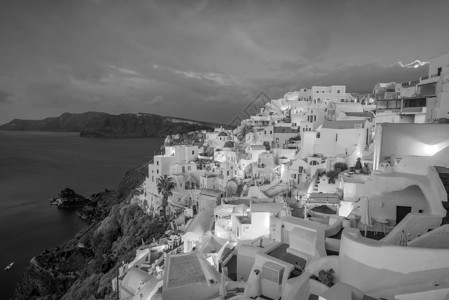 希腊圣托里尼岛Oia镇市风景 天际线 黄昏 场景背景图片