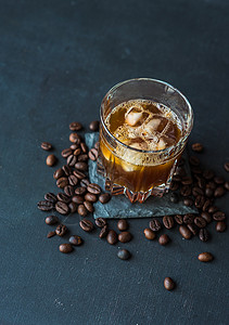 咖啡饮料 酒 寒冷的 黑暗的 威士忌 玻璃 科涅克白兰地背景图片