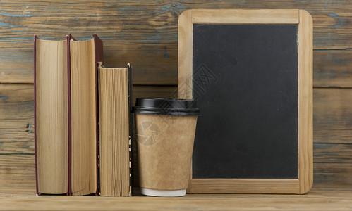 教育概念 在线教育课程 木质纸面的书籍和一次性杯子 木头 学习图片