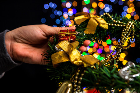 举行圣诞装饰活动 对抗bokeh灯光背景 圣诞节 假期背景图片