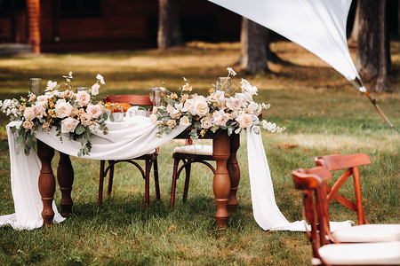 花店桌在城堡的桌子上装饰着鲜花的婚桌装饰 烛光晚餐的餐桌布置 玻璃 庆祝背景