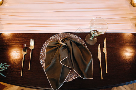 城堡桌上的婚宴桌装饰 餐桌上的卡特勒 新娘背景图片