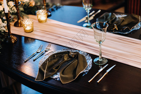 城堡桌上的婚宴桌装饰 餐桌上的卡特勒 庆典背景图片