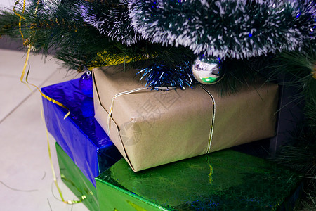 多彩盒 在圣诞树上放礼物背景图片
