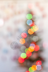 模糊的圣诞灯 美丽的散景 圣诞节和新年 贺卡或广告横幅的背景 金的 闪光背景图片