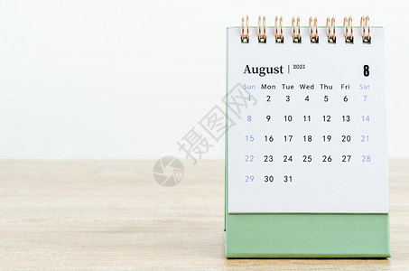 2021年8月日历在木制桌上 纸 假期 天背景图片