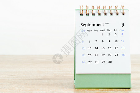 2021年9月日历在木制桌上 假期 白色的 纸背景图片