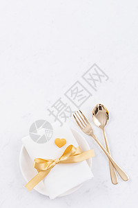 情人节日餐饮设计构想 浪漫板盘菜以大理石白色背景隔离 用于餐厅庆祝节日活动 顶级观赏 平铺 食物 刀具背景图片