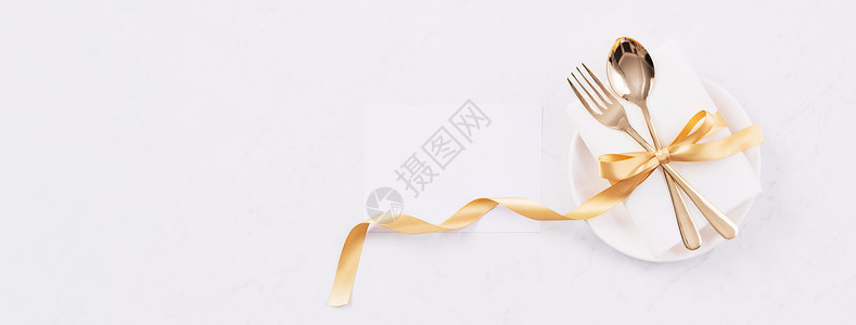 情人节日餐饮设计构想 浪漫板盘菜以大理石白色背景隔离 用于餐厅庆祝节日活动 顶级观赏 平铺 空的 天背景图片