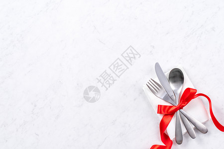 情人节日餐饮设计构想 浪漫板盘菜以大理石白色背景隔离 用于餐厅庆祝节日活动 顶级观赏 平铺 桌子 快乐的背景图片