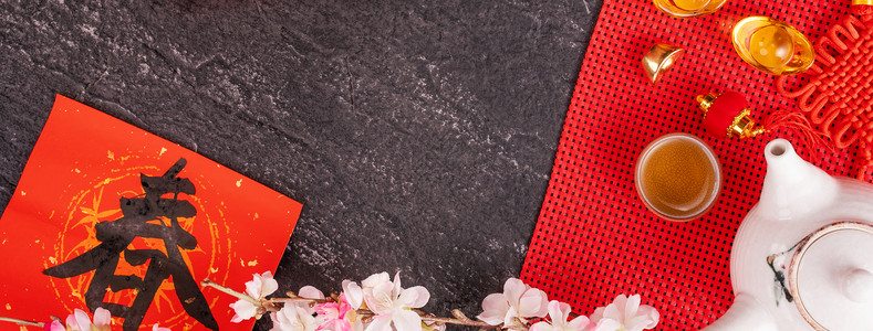 中国农历一月新年的设计理念-节日配饰 红包 红包 红包 顶视图 平躺 头顶上方 “春”字的意思是春天来了 幸运的 前夕背景图片