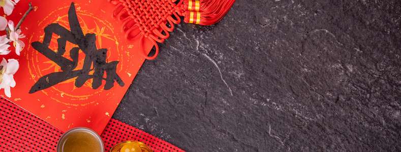 中国农历一月新年的设计理念-节日配饰 红包 红包 红包 顶视图 平躺 头顶上方 “春”字的意思是春天来了 钱 平铺背景图片