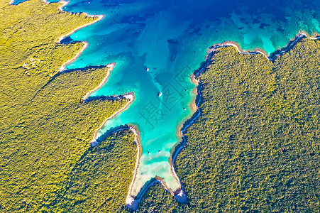 克罗梅里兹美丽的帆船湾和绿绿海滨的空中风景背景