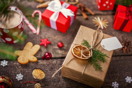手工包装的圣诞礼物盒 在庆祝背景上举行 十二月高清图片