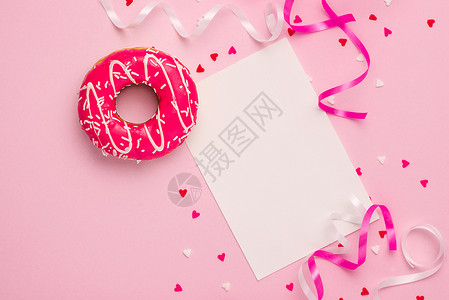 甜甜圈在粉色糊面背景和复制空间上加冰淇淋 甜甜甜圈 食物 生日背景图片