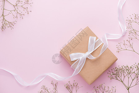带有粉红丝带和白花的圆纸礼品盒 为母亲日服务 浪漫的 生日背景图片