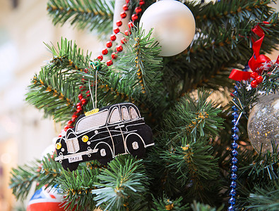 英国风格的圣诞树 冬天 假期 灯 车 欧洲背景图片
