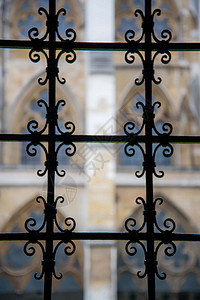 哥特式铁门与背景模糊的大教堂窗户并列的艺术景观 独特的视角背景图片