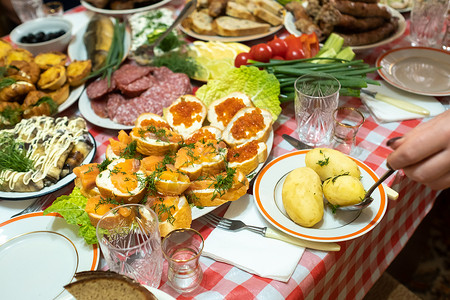 宴会菜单Banquet桌子上有许多不同的食物 并用盘子供应煮土豆 桌上摆着大量现成的菜盘 周五 点心 开胃菜背景