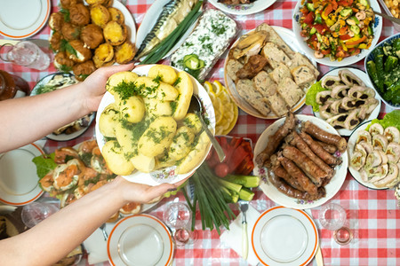 宴会菜单Banquet桌子上有许多不同的食物 并用盘子供应煮土豆 桌上摆着大量现成的菜盘 周五 热土豆 早餐背景