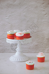 情人节甜蜜爱心蛋糕 放在桌边的浅色背景纸杯上 巧克力 白色的背景图片