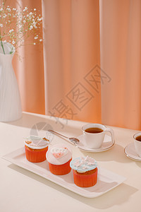 爱心杯子蛋糕情人节甜蜜爱心蛋糕 放在桌边的浅色背景纸杯上 烤的 奢华背景