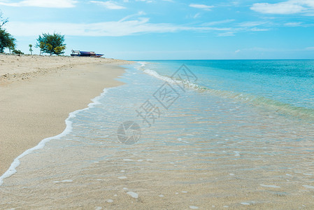 热带海岛沙滩波图片