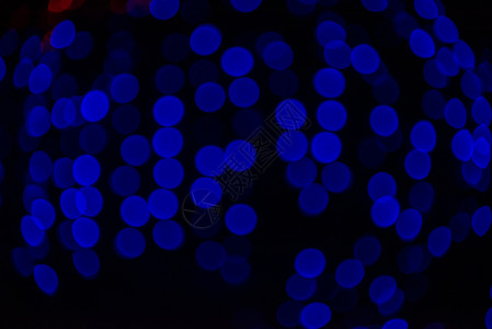 夜深背景的蓝色节日灯组群背景图片