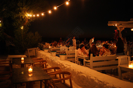 夜间外门餐厅 有温暖的挂灯背景图片