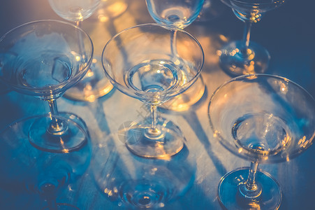 夜总会酒吧和酒吧餐厅桌边的一排葡萄酒杯 玻璃餐具和饮料概念背景图片