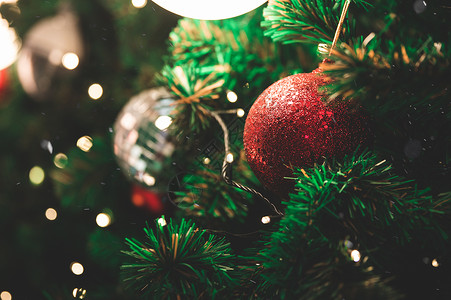 圣诞树上的装饰品特写镜头与散景散焦光背景 节日庆典和假期 圣诞快乐和新年快乐的季节概念 装饰风格 冬天背景图片