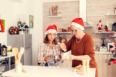 圣诞节日的妮西和奶奶一起做饼干 爱 闲暇 烘焙厨房高清图片