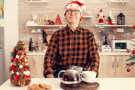 快乐的老人与灰发老头 庆祝圣诞节 每一种 厨房背景图片