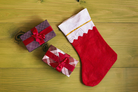 木制桌上的圣诞短袜和礼品背景图片