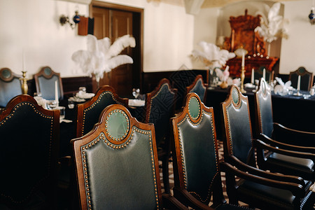 古老城堡餐厅新婚之夜的古董座椅高清图片