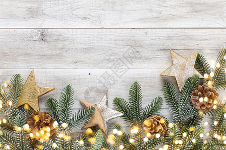 云杉树圣诞 新年 木板上的火 云杉 自然 装饰风格 白色的背景