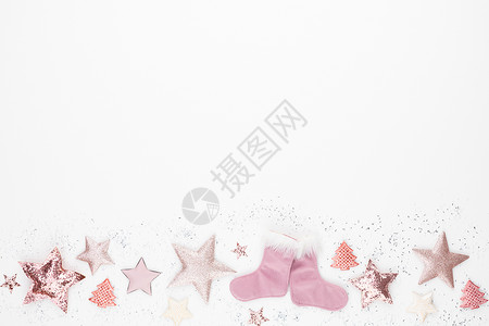 新年庆典和圣诞节背景粉红星星 圣诞装饰品顶级风景 桌子 框架背景图片
