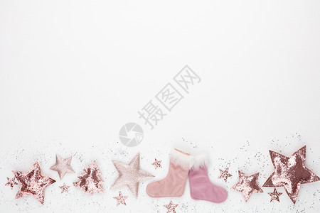 新年庆典和圣诞节背景粉红星星 圣诞装饰品顶级风景 平铺 快活的背景图片
