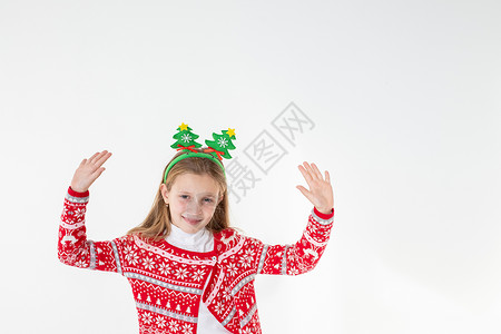 兴奋有趣的时髦小学生穿着圣诞服装跳舞的肖像 头巾在白色背景下被隔离 准备好参加圣诞晚会 圣诞快乐提出了购物销售概念 女孩 新年背景图片