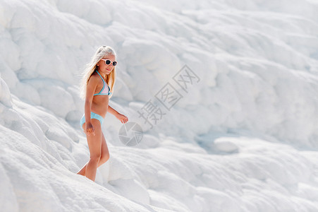 穿着泳衣和墨镜的女孩 在白山上 阳光日 土耳其帕穆卡勒 海 比基尼背景图片