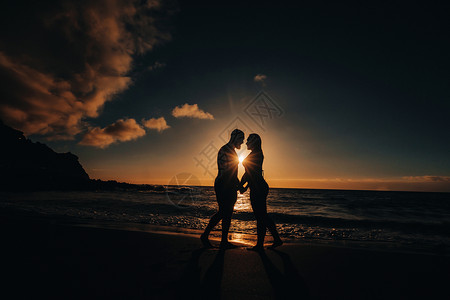 男人用结婚戒指给他在海边的女朋友买婚戒 日落浪漫 我答应了背景图片