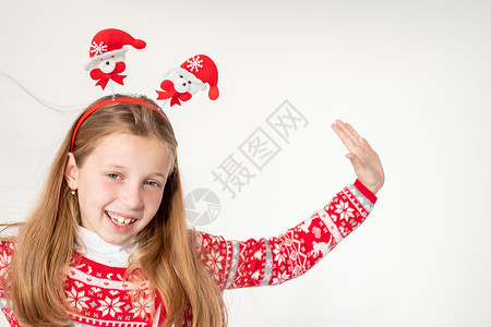兴奋有趣的时髦小学生穿着圣诞服装跳舞的肖像 头巾在白色背景下被隔离 准备好参加圣诞晚会 圣诞快乐提出了购物销售概念 时尚 女性背景图片