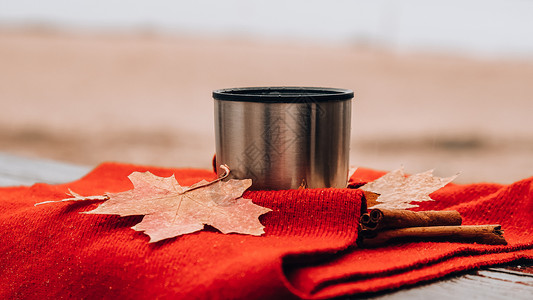 秋天公园的热杯户外露台 红围巾瀑布野餐 情绪图片