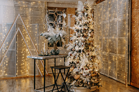 家庭圣诞内饰 有一棵圣诞树和许多发光的花环和灯泡 在家准备圣诞晚会 假期 诺埃尔背景图片