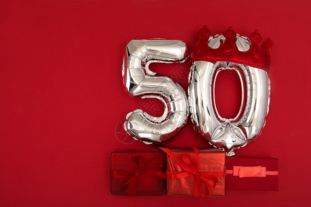 红色生日邀请函气球 50 在皇冠上深红色背景平 la背景