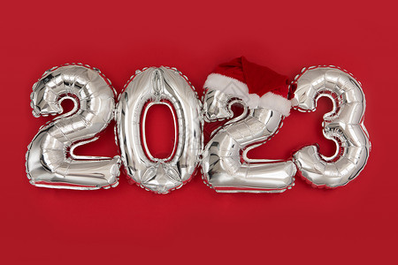 2023 红背景香塔帽上的充气气气球背景图片