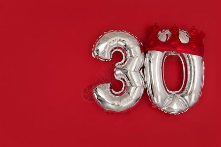 红色生日邀请函气球 30 在皇冠上深红色背景平 la背景