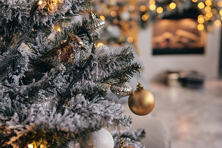 泡泡装饰装饰舒适的房间 银雪中的圣诞树 上面有金色的泡泡玩具 灯光和礼物 美丽的手工家居装饰 照相馆的新年内饰 马克杯 装饰风格背景