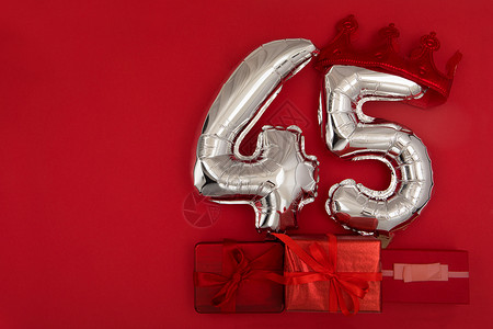 红色生日邀请函皇冠上的气球 45 深红色背景平 la背景