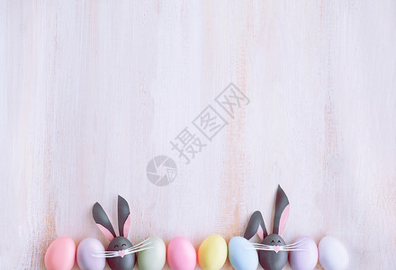 用复活节兔子的鸡蛋 和东边的鸡蛋一起拍出可爱的创意照片 微笑 季节背景图片